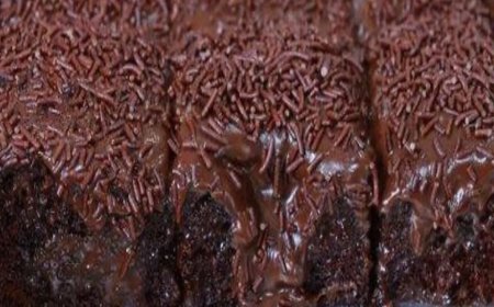 Bolo de chocolate simples e rápido de fazer, que fica muito gostoso para comer diretamente na forma.