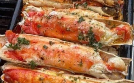 Baked Crab Legs in Butter Sauce
