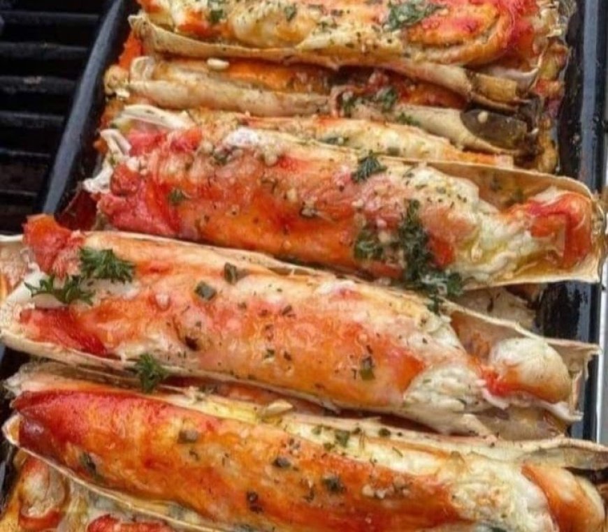 Baked Crab Legs in Butter Sauce