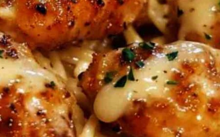 Garlic ButterChicken Bites withCreamy ParmesanPasta