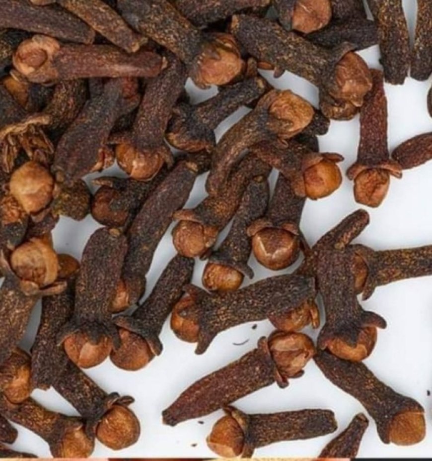 Natural Hair Treatment with Banana Peels, Aloe Vera, and Cloves