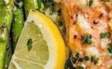 Baked Salmon in Foil with Asparagus and Lemon Garlic Butter Sauce: A Delectable and Healthy Recipe
