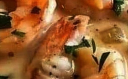 Best Recipe for Tasty Seafood Soup with Crab and Shrimp