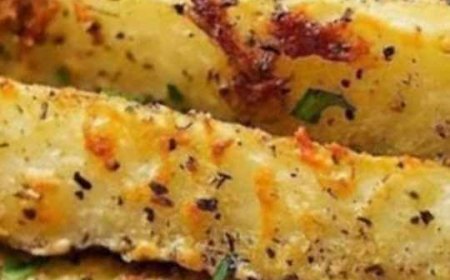 BAKED GARLIC PARMESAN POTATO WEDGES