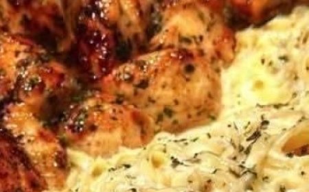 Garlic ButterChicken Bites withCreamy ParmesanPasta