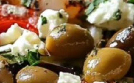 Zesty Crustless Quiche with Roasted Red Pepper, Feta, and Olives: A Flavorful and Easy Meal