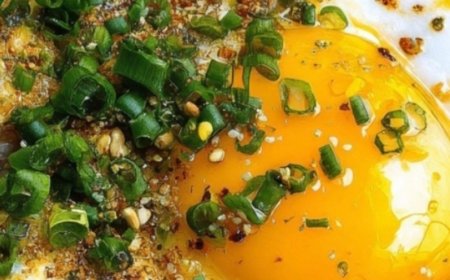 Oyakodon (Japanese Chicken & Egg Rice Bowl)