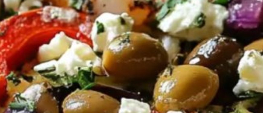 Zesty Crustless Quiche with Roasted Red Pepper, Feta, and Olives: A Flavorful and Easy Meal