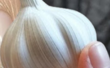 Revive Your Nails with This Garlic Secret