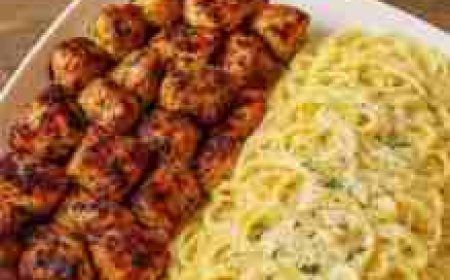 Creamy Garlic Butter Chicken & Linguine in Alfredo Sauce