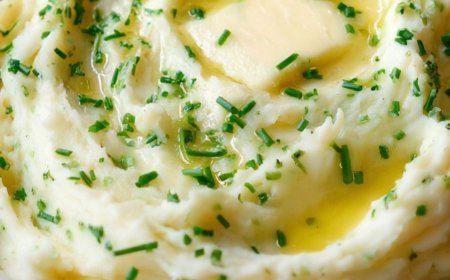 Creamy Mashed Potatoes with Chives and Butter