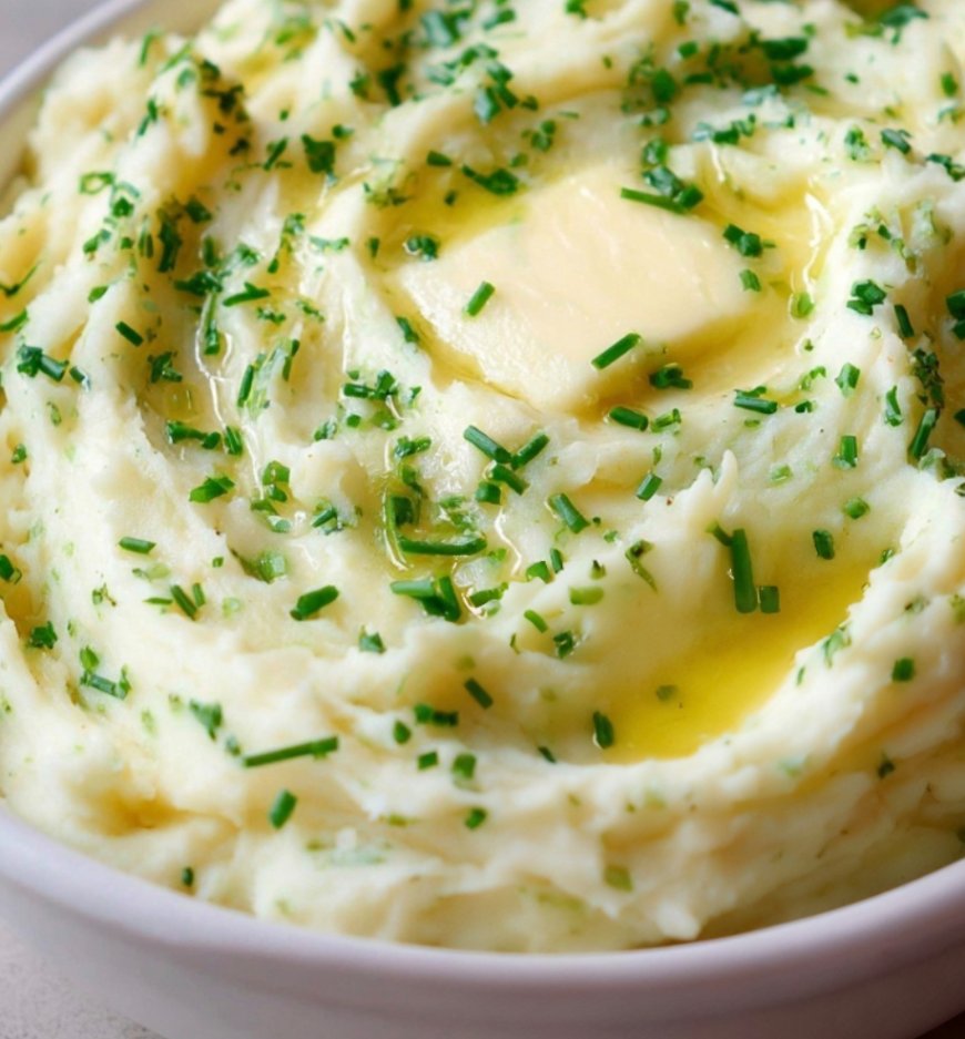 Creamy Mashed Potatoes with Chives and Butter