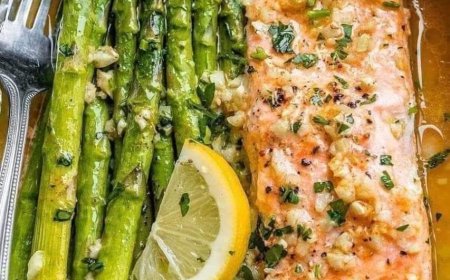 Baked Salmon in Foil with Asparagus and Garlic Lemon Butter Sauce