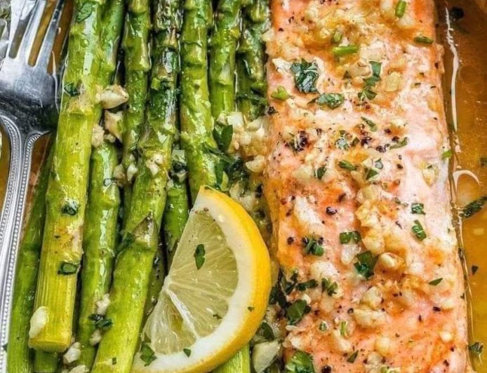 Baked Salmon in Foil with Asparagus and Garlic Lemon Butter Sauce